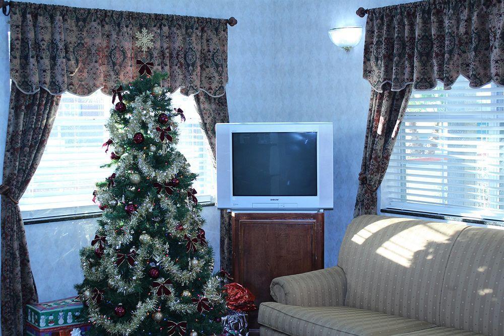 Americas Best Value Inn & Suites-Winnie Exterior foto