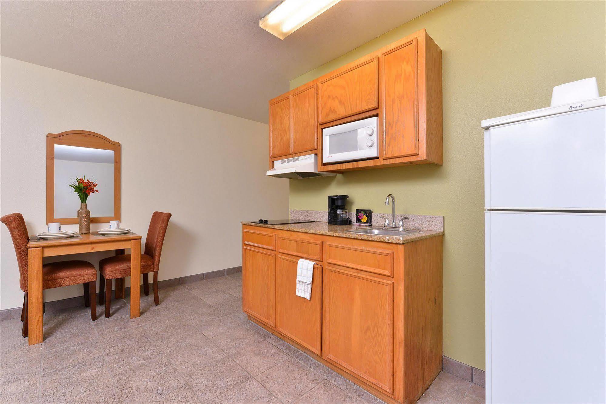 Americas Best Value Inn & Suites-Winnie Exterior foto