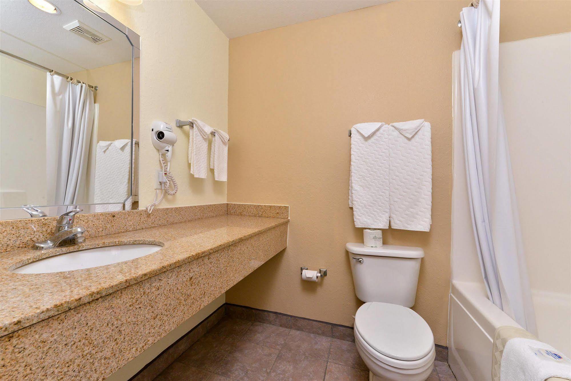 Americas Best Value Inn & Suites-Winnie Exterior foto